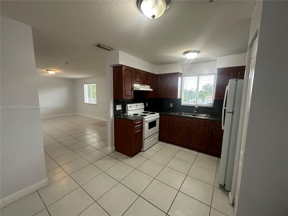 Recently Rented: $2,250 (2 beds, 1 baths, 774 Square Feet)