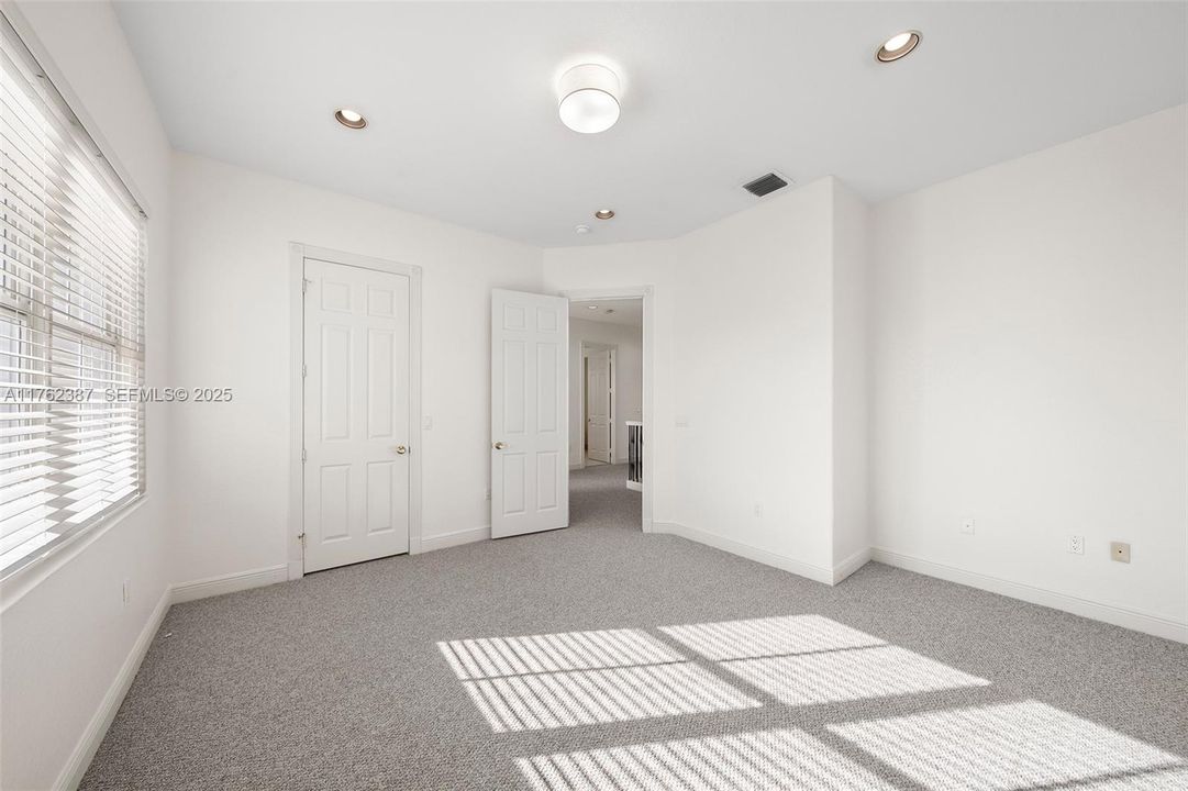 Activo con contrato: $1,995,000 (4 camas, 3 baños, 3082 Pies cuadrados)