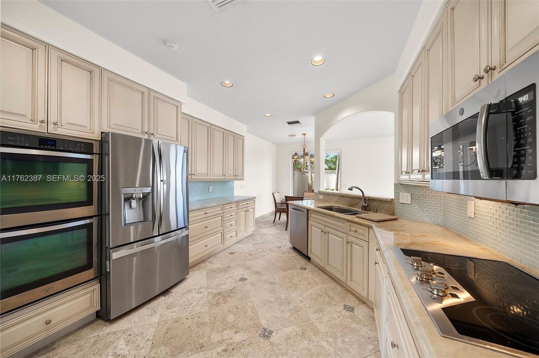 Activo con contrato: $1,995,000 (4 camas, 3 baños, 3082 Pies cuadrados)