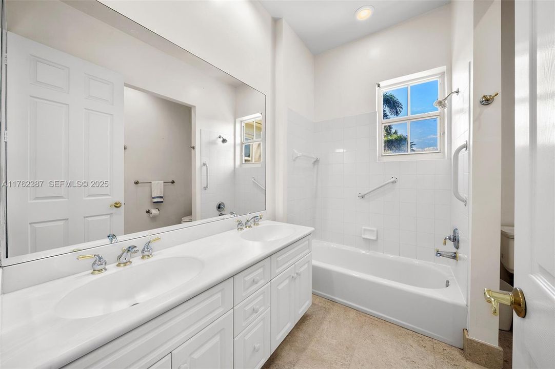 Activo con contrato: $1,995,000 (4 camas, 3 baños, 3082 Pies cuadrados)