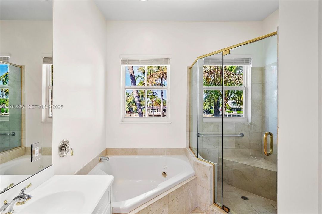 Activo con contrato: $1,995,000 (4 camas, 3 baños, 3082 Pies cuadrados)