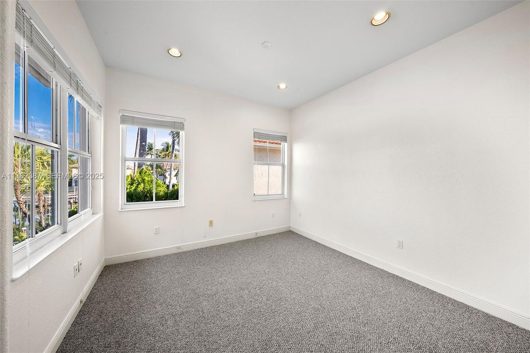 Activo con contrato: $1,995,000 (4 camas, 3 baños, 3082 Pies cuadrados)