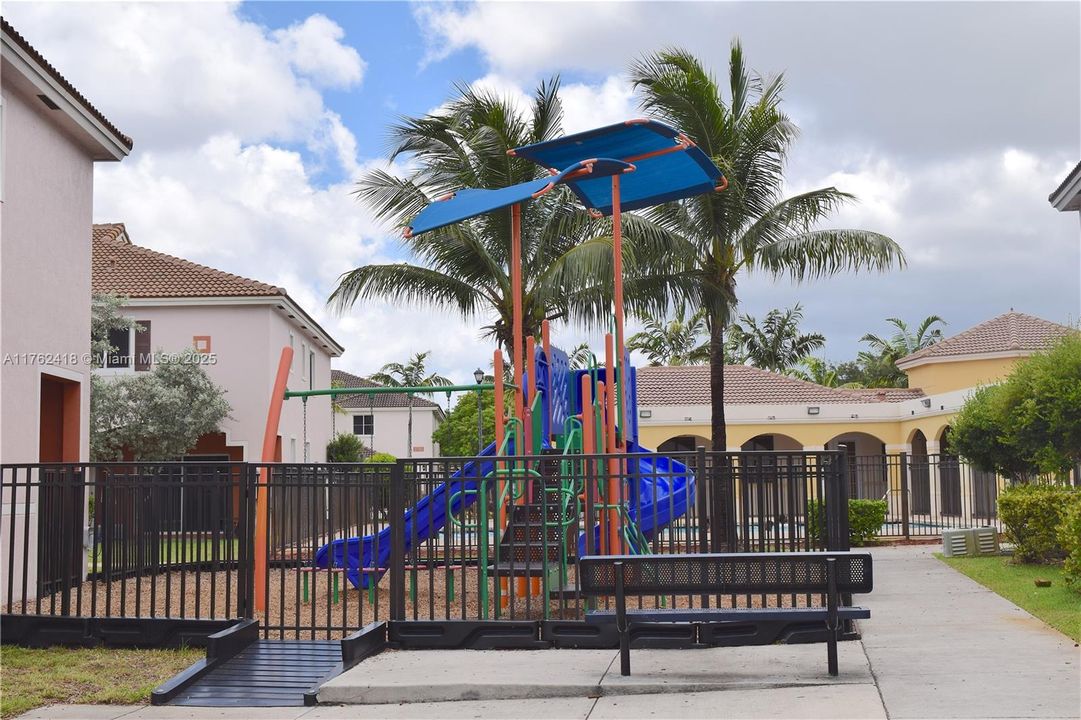 Recently Sold: $289,000 (2 beds, 2 baths, 1140 Square Feet)