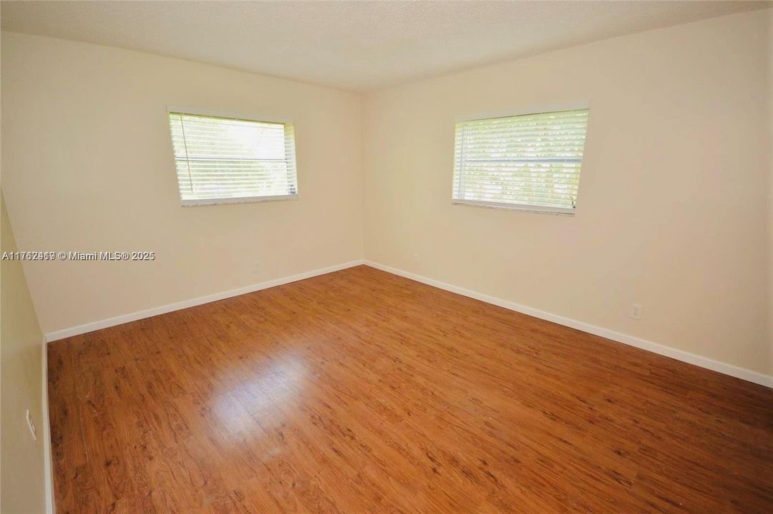 For Sale: $220,000 (2 beds, 2 baths, 990 Square Feet)