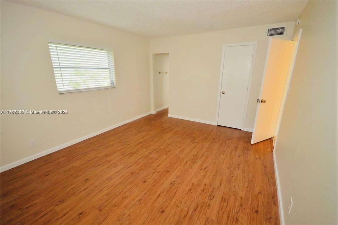 For Sale: $220,000 (2 beds, 2 baths, 990 Square Feet)