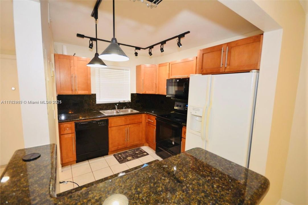 For Sale: $220,000 (2 beds, 2 baths, 990 Square Feet)