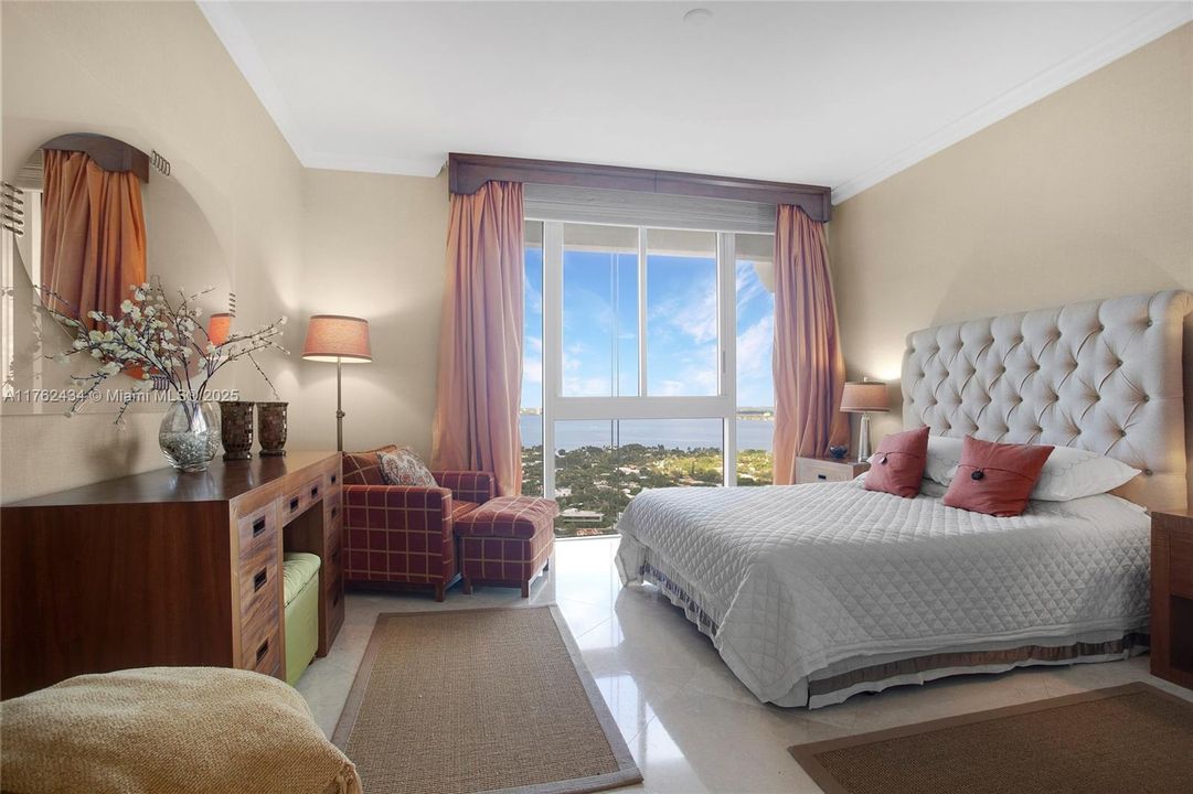 For Sale: $2,280,000 (2 beds, 2 baths, 1380 Square Feet)