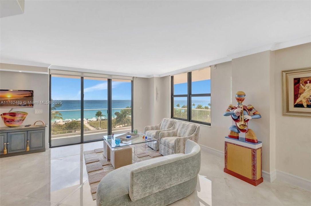 Recently Sold: $3,200,000 (2 beds, 3 baths, 1983 Square Feet)