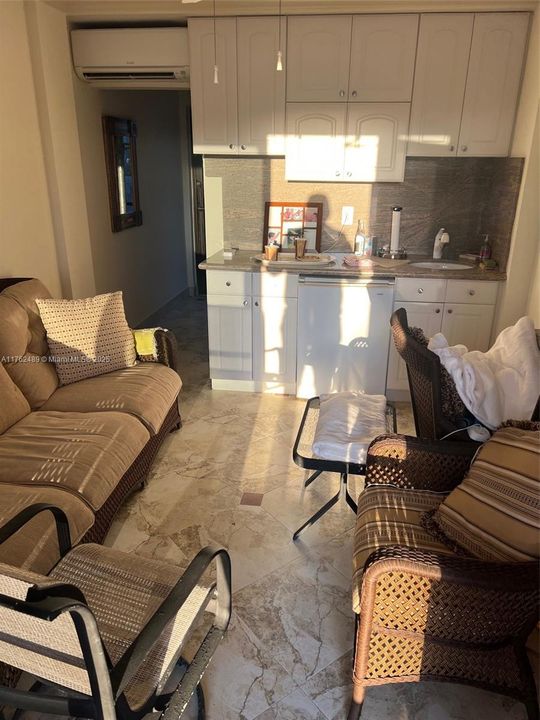 Recently Sold: $3,200,000 (2 beds, 3 baths, 1983 Square Feet)