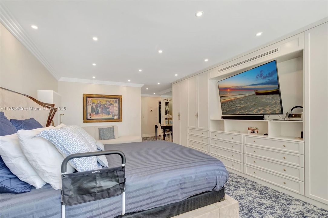 Recently Sold: $3,200,000 (2 beds, 3 baths, 1983 Square Feet)