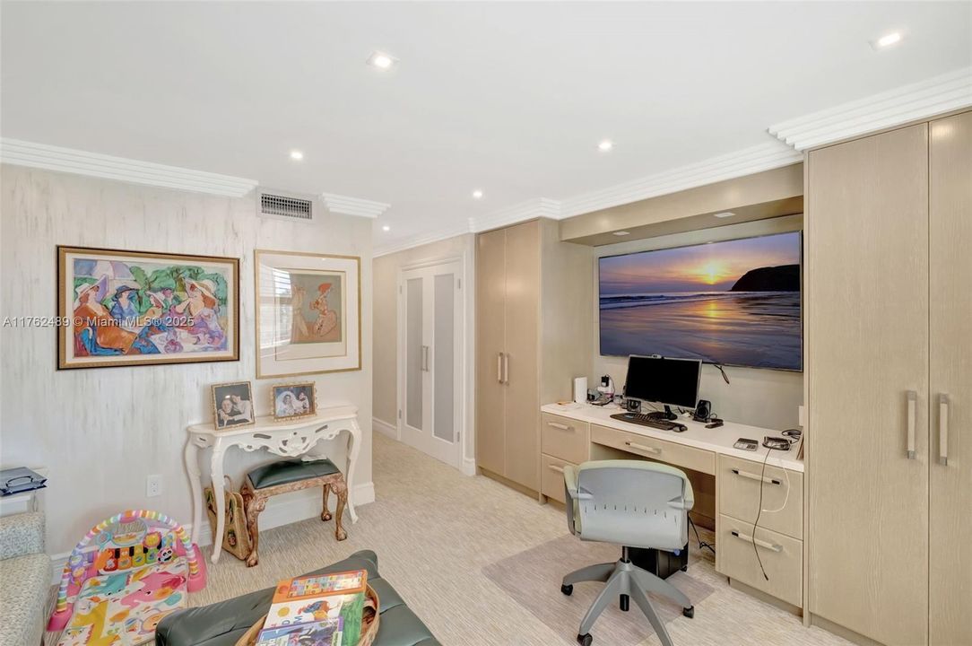 Recently Sold: $3,200,000 (2 beds, 3 baths, 1983 Square Feet)