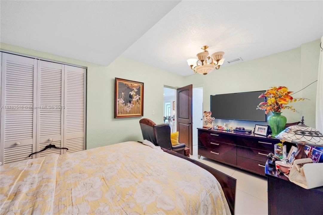 En Venta: $1,150,000 (4 camas, 3 baños, 2233 Pies cuadrados)