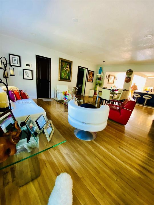 En Venta: $1,150,000 (4 camas, 3 baños, 2233 Pies cuadrados)