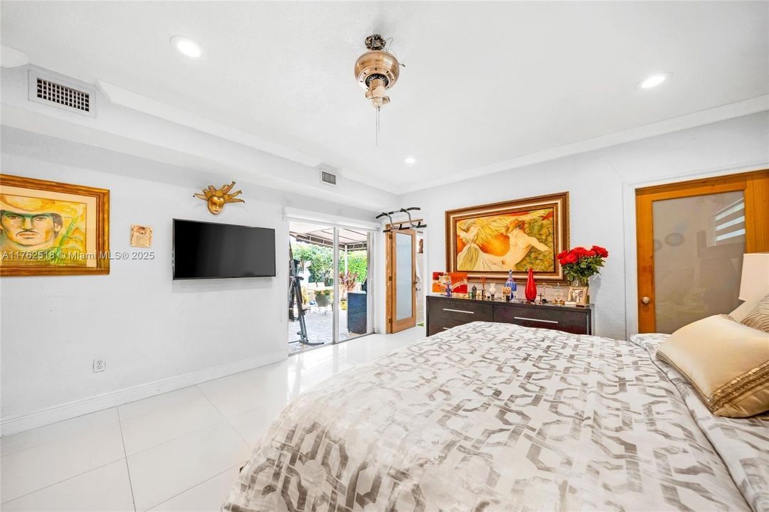 En Venta: $1,150,000 (4 camas, 3 baños, 2233 Pies cuadrados)