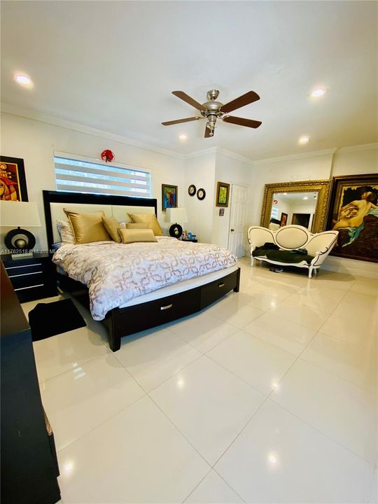 En Venta: $1,150,000 (4 camas, 3 baños, 2233 Pies cuadrados)