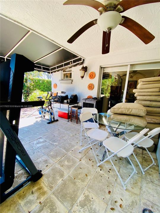 En Venta: $1,150,000 (4 camas, 3 baños, 2233 Pies cuadrados)