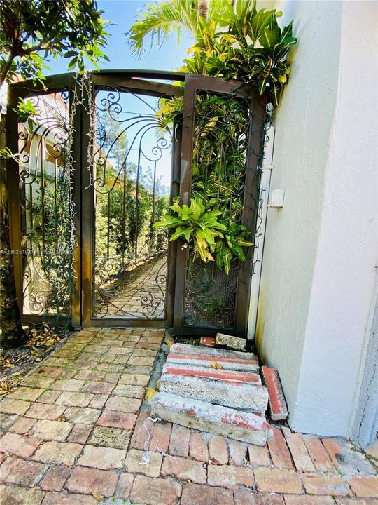 En Venta: $1,150,000 (4 camas, 3 baños, 2233 Pies cuadrados)