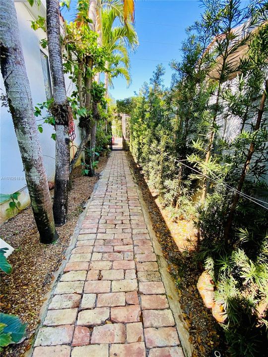 En Venta: $1,150,000 (4 camas, 3 baños, 2233 Pies cuadrados)