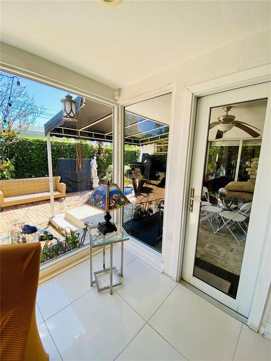 En Venta: $1,150,000 (4 camas, 3 baños, 2233 Pies cuadrados)