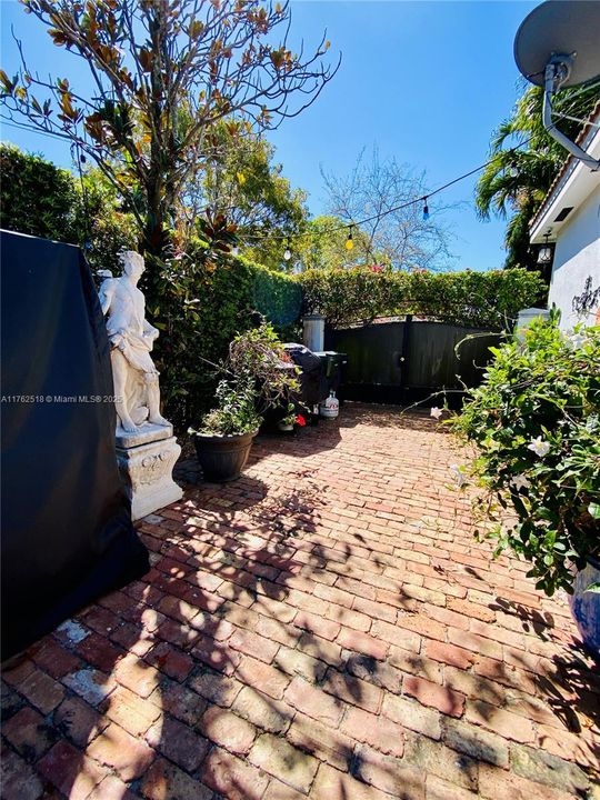 En Venta: $1,150,000 (4 camas, 3 baños, 2233 Pies cuadrados)