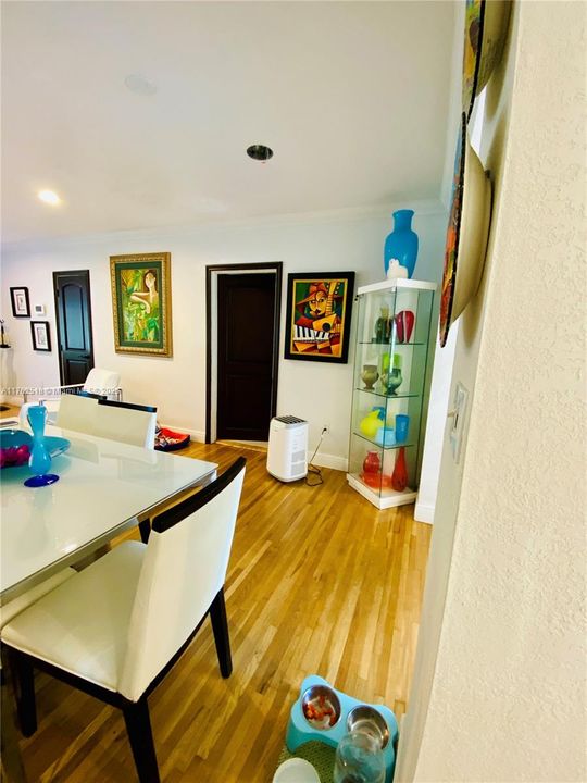 En Venta: $1,150,000 (4 camas, 3 baños, 2233 Pies cuadrados)