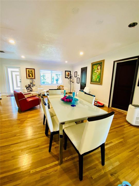 En Venta: $1,150,000 (4 camas, 3 baños, 2233 Pies cuadrados)