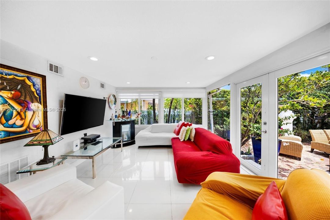 En Venta: $1,150,000 (4 camas, 3 baños, 2233 Pies cuadrados)