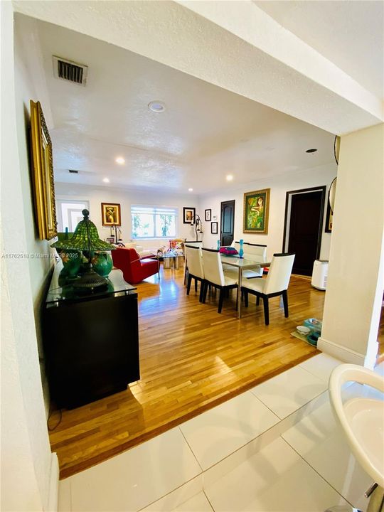 En Venta: $1,150,000 (4 camas, 3 baños, 2233 Pies cuadrados)