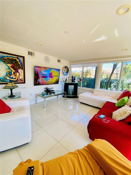 En Venta: $1,150,000 (4 camas, 3 baños, 2233 Pies cuadrados)