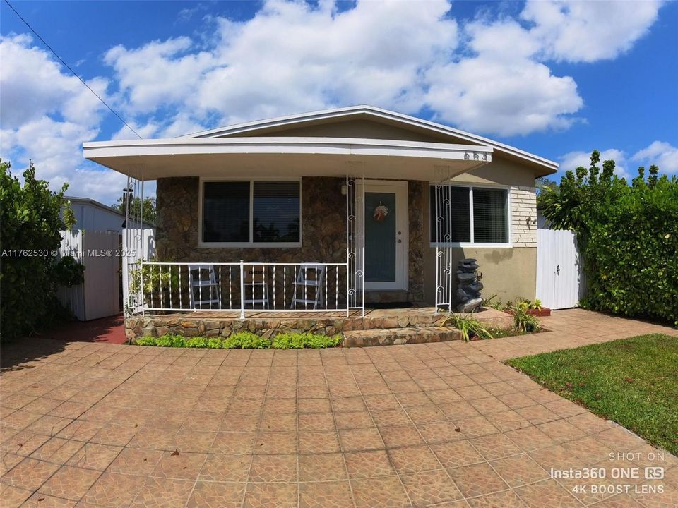 Recently Sold: $550,000 (3 beds, 2 baths, 1050 Square Feet)