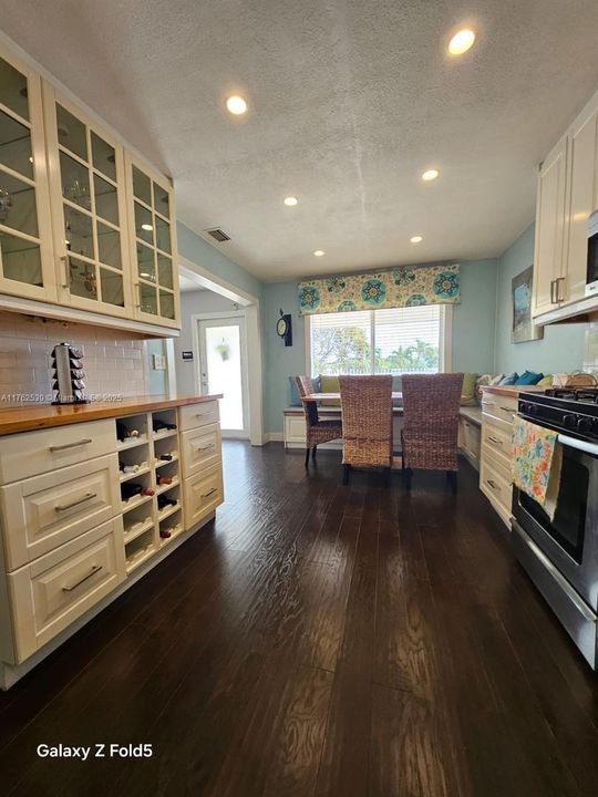 Recently Sold: $550,000 (3 beds, 2 baths, 1050 Square Feet)