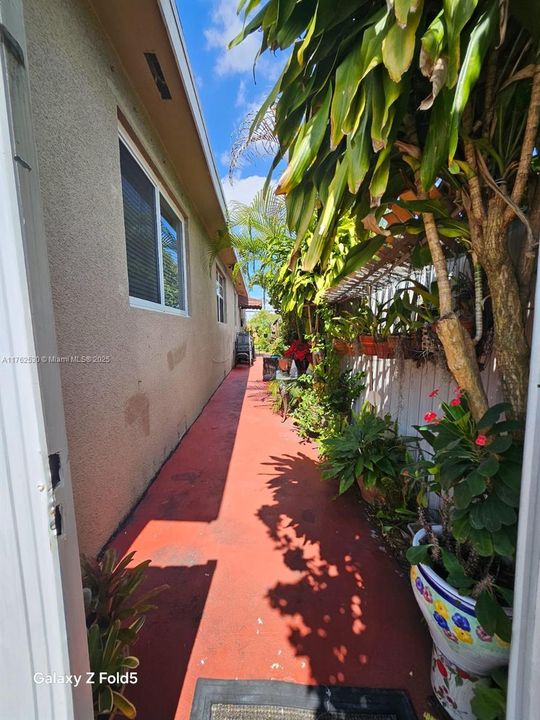 Recently Sold: $550,000 (3 beds, 2 baths, 1050 Square Feet)