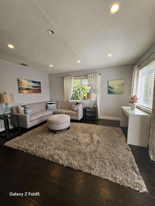 Recently Sold: $550,000 (3 beds, 2 baths, 1050 Square Feet)