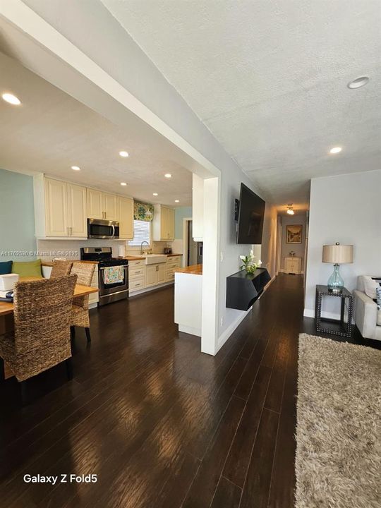 Recently Sold: $550,000 (3 beds, 2 baths, 1050 Square Feet)