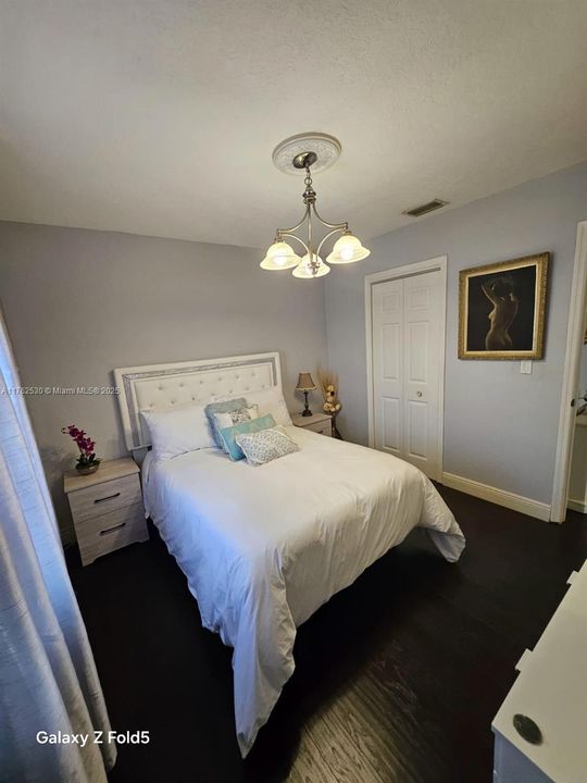 Recently Sold: $550,000 (3 beds, 2 baths, 1050 Square Feet)