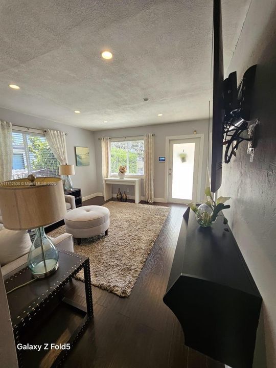 Recently Sold: $550,000 (3 beds, 2 baths, 1050 Square Feet)