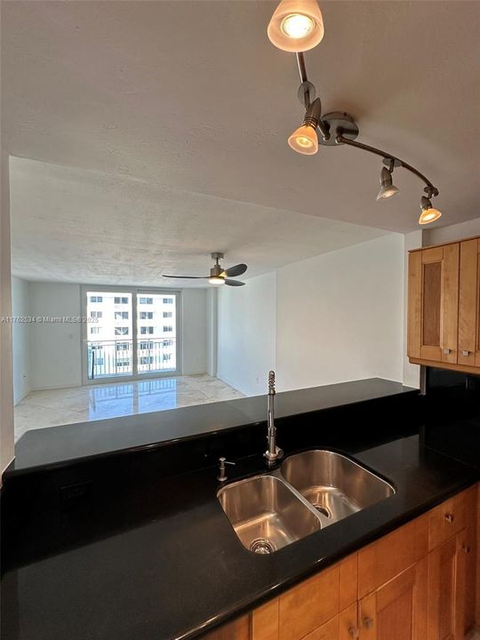 For Sale: $475,000 (1 beds, 1 baths, 662 Square Feet)