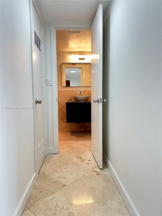 For Sale: $475,000 (1 beds, 1 baths, 662 Square Feet)
