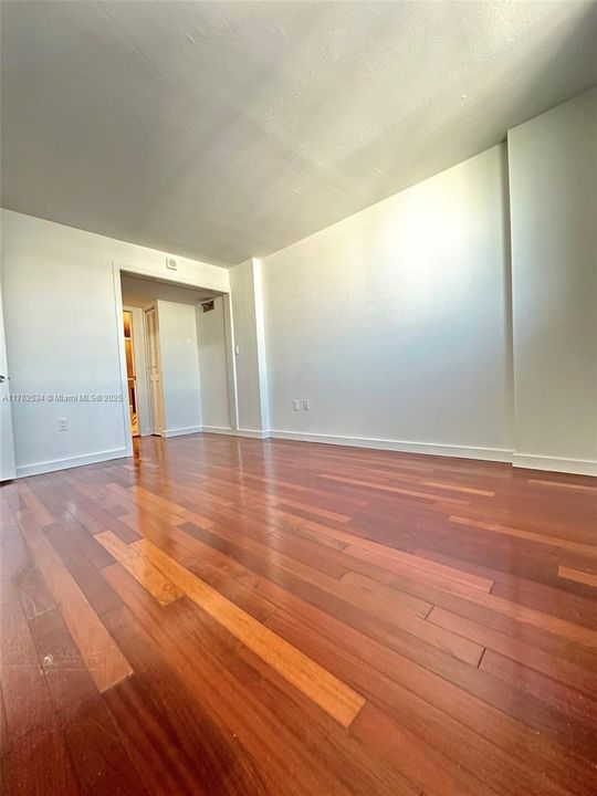 For Sale: $475,000 (1 beds, 1 baths, 662 Square Feet)