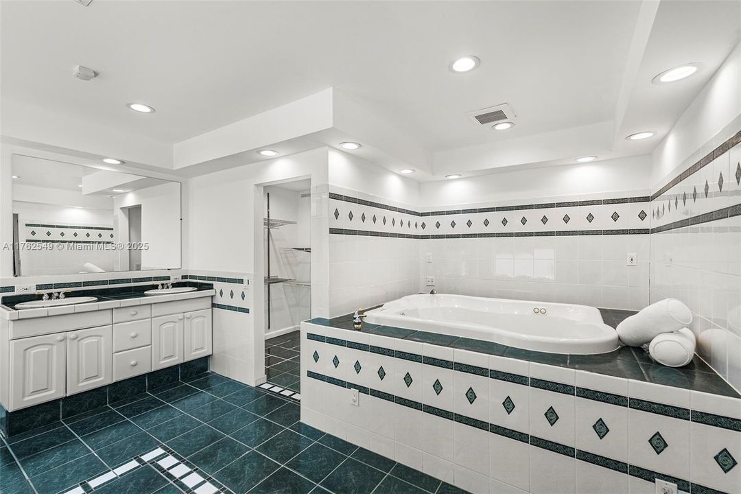 Active With Contract: $6,930,000 (4 beds, 4 baths, 4315 Square Feet)