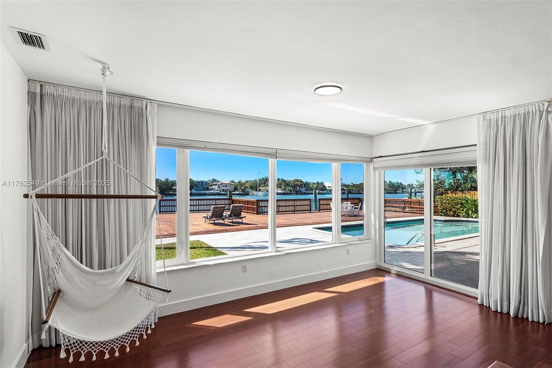 Active With Contract: $6,930,000 (4 beds, 4 baths, 4315 Square Feet)