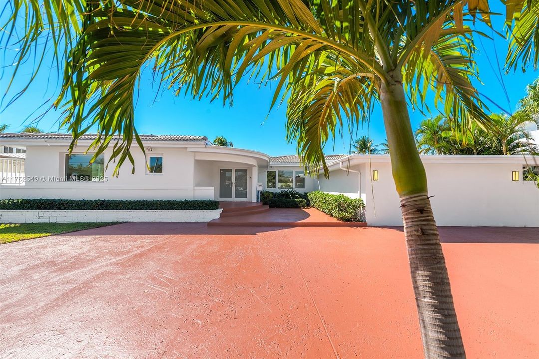 Active With Contract: $6,930,000 (4 beds, 4 baths, 4315 Square Feet)