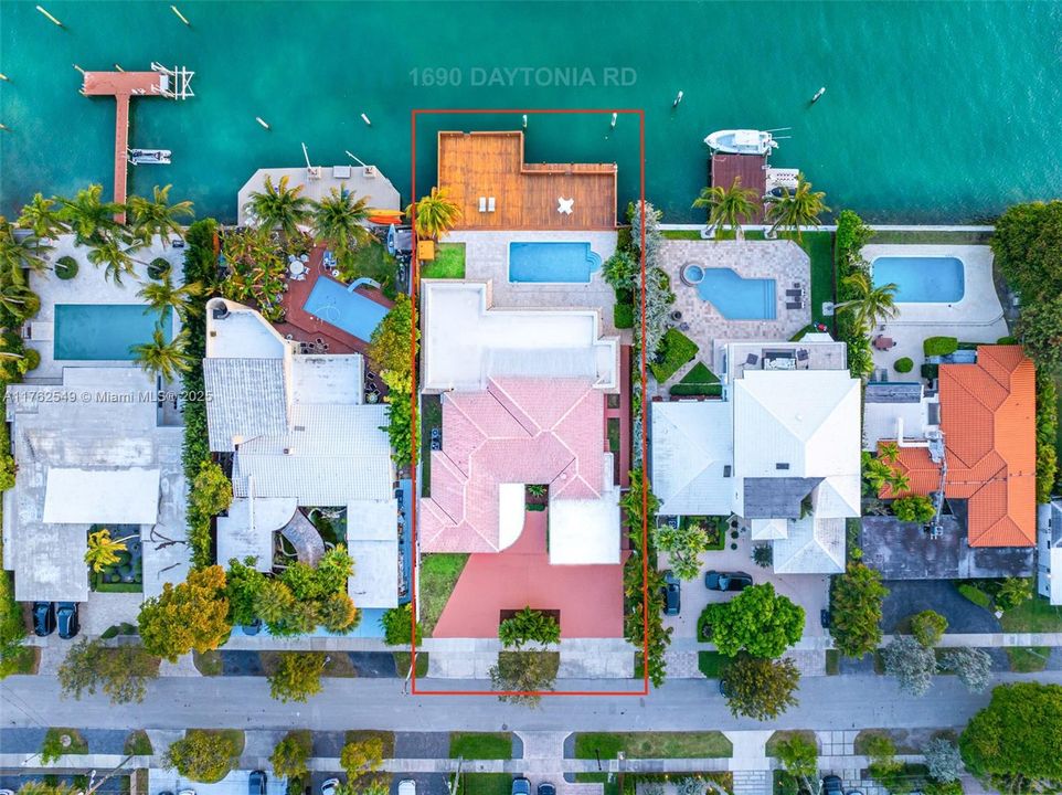 Active With Contract: $6,930,000 (4 beds, 4 baths, 4315 Square Feet)