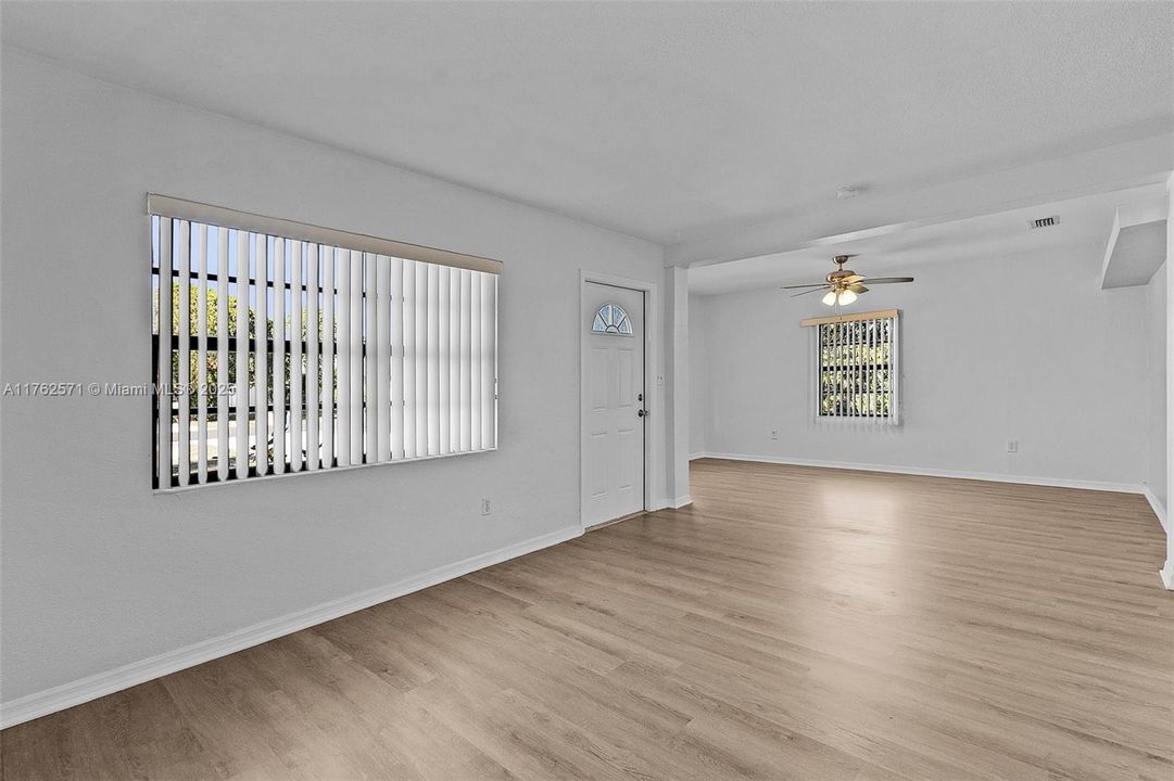 Недавно продано: $265,000 (3 спален, 2 ванн, 1212 Квадратных фут)