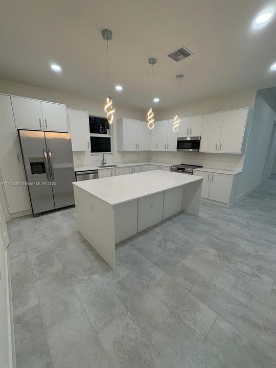 最近租的: $2,400 (3 贝兹, 2 浴室, 0 平方英尺)