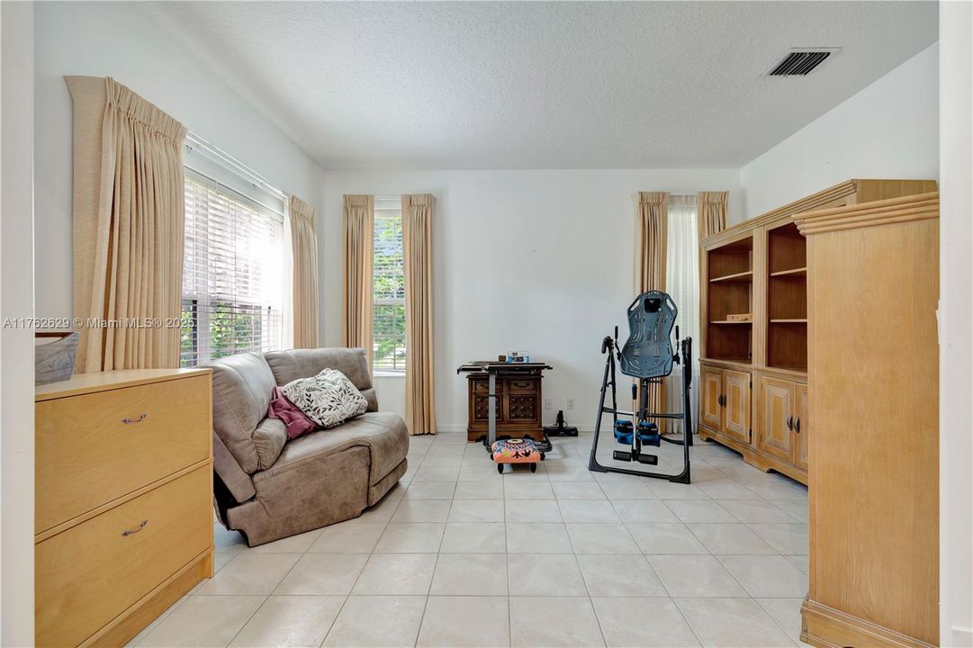 Vendido Recientemente: $975,000 (5 camas, 4 baños, 2923 Pies cuadrados)