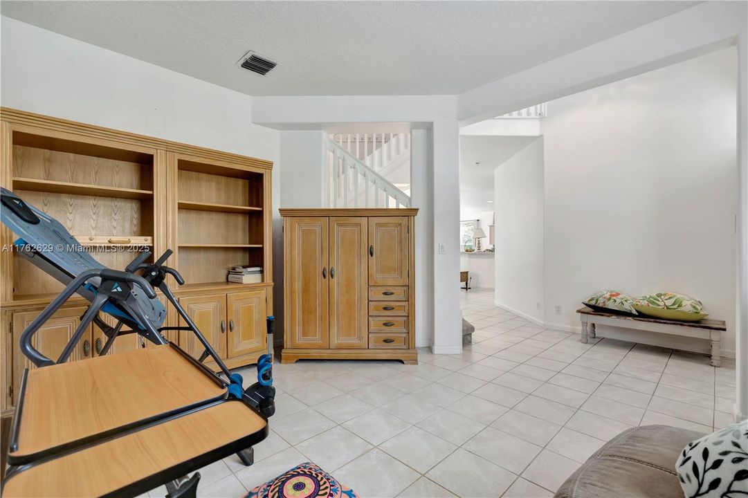 Vendido Recientemente: $975,000 (5 camas, 4 baños, 2923 Pies cuadrados)