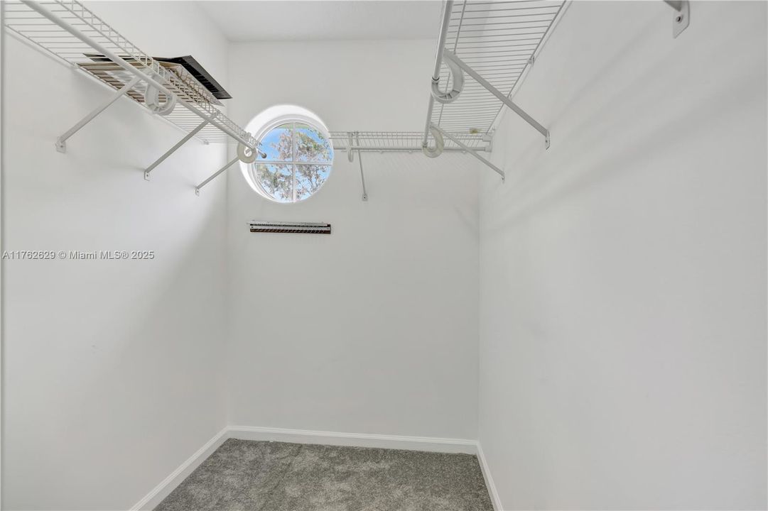 Vendido Recientemente: $975,000 (5 camas, 4 baños, 2923 Pies cuadrados)