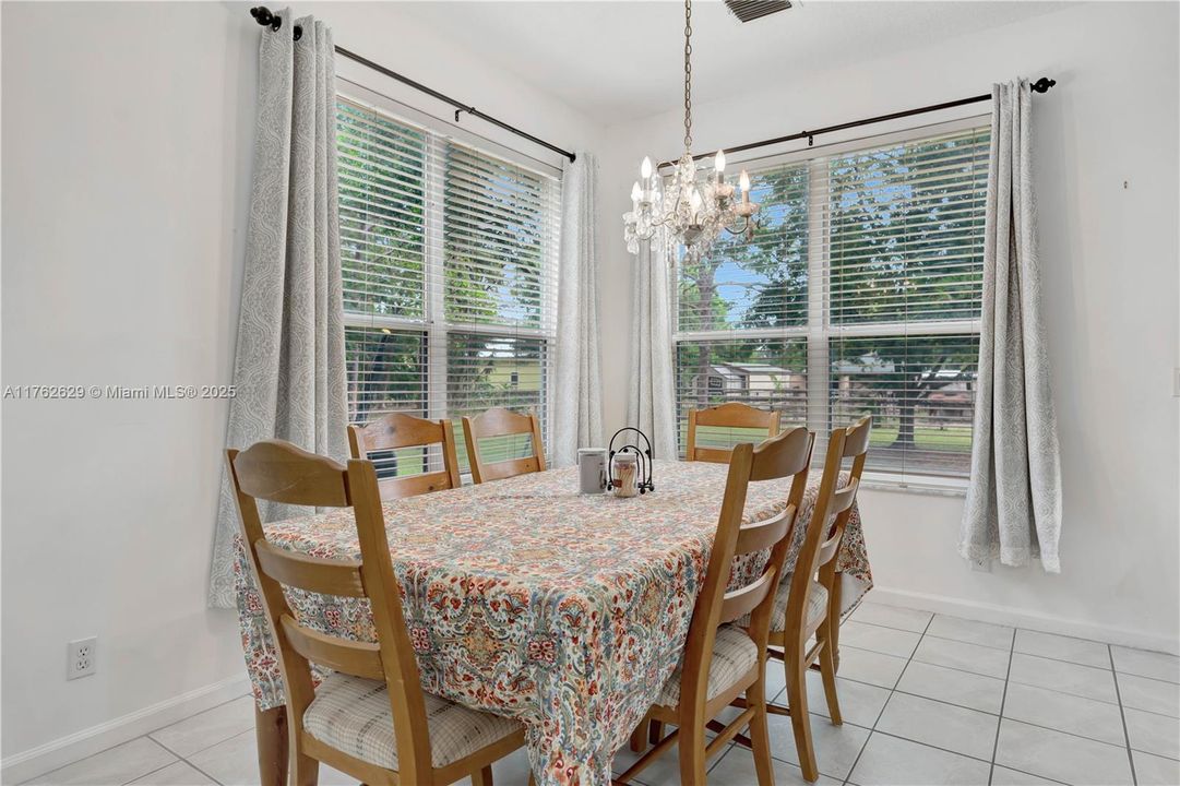 Vendido Recientemente: $975,000 (5 camas, 4 baños, 2923 Pies cuadrados)