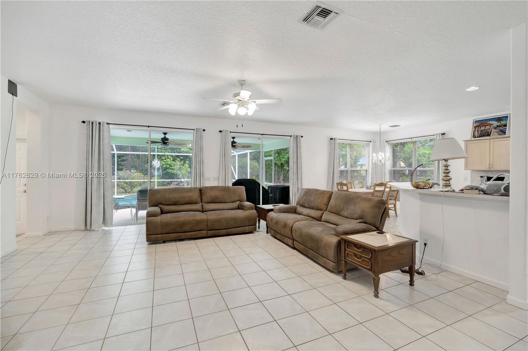 Vendido Recientemente: $975,000 (5 camas, 4 baños, 2923 Pies cuadrados)